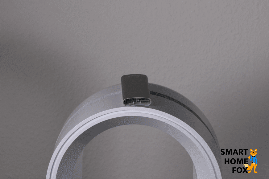 Die Fernbedienung des Dyson Pure Cool TP04 Luftreinigers ist auf dem ovalen Turm des Geräts magnetisch befestigt